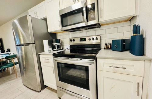 Sweetbriar Apartamento | "The Haven" VRBO - Your Austin SoCo Sanctuaryn2BR - 1 King, 2 Full Bunk Bed