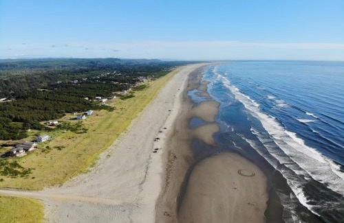 Grayland Casa | The Hawaiian Cottage 2-Bed by the Sea w fireplace