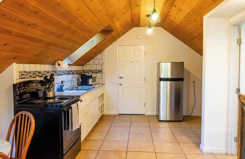 West Village Apartamento | The Hawk’s Nest is the perfect location for a romantic getaway or a small family vacation