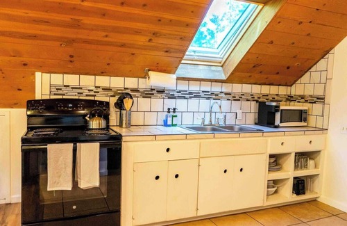 West Village Apartamento | The Hawk’s Nest is the perfect location for a romantic getaway or a small family vacation