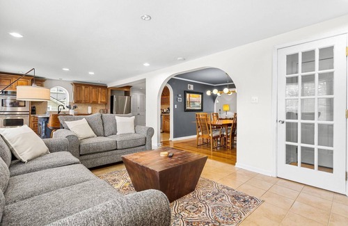 Prairie Village Casa | The Hawthorn - Walkable to PV shops + Pet Friendly!