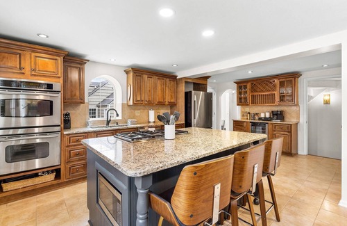 Prairie Village Casa | The Hawthorn - Walkable to PV shops + Pet Friendly!