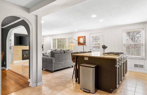 Prairie Village Casa | The Hawthorn - Walkable to PV shops + Pet Friendly!
