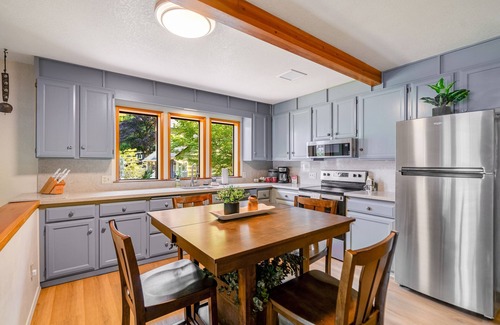 Olympia Casa | The Hayes Cabin In The Cove | Lakeside house in Olympia with beach access