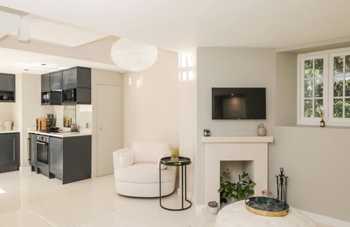 Westonbirt Cabaña | THE HAYLOFT, family friendly, with hot tub in Sherston