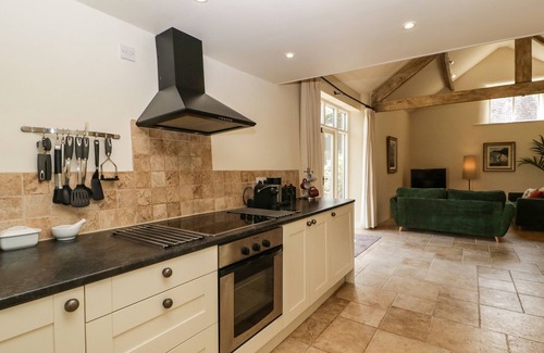 Honiton Cabaña | THE HAYLOFT, romantic, with hot tub in Honiton