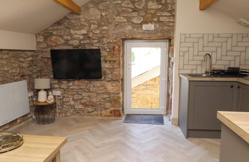 Rhyd-y-foel Cabaña | THE HAYLOFT, with a garden in Llysfaen