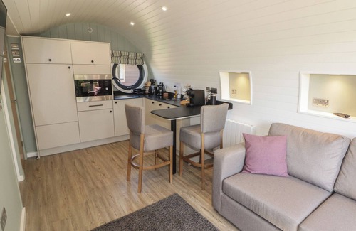 Cowbridge Cabaña | THE HAZEL POD, character holiday cottage, with a garden in Cowbridge