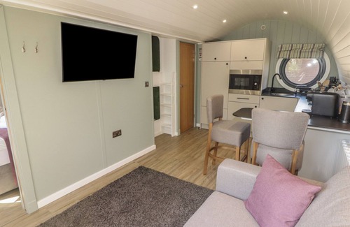 Cowbridge Cabaña | THE HAZEL POD, character holiday cottage, with a garden in Cowbridge