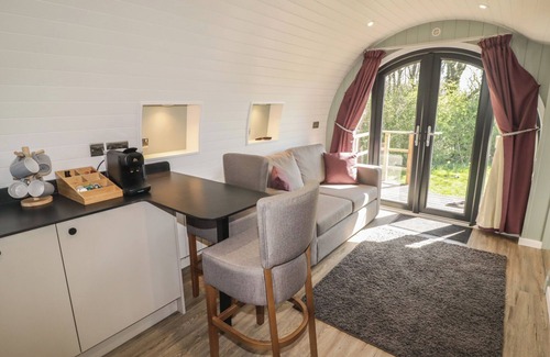 Cowbridge Cabaña | THE HAZEL POD, character holiday cottage, with a garden in Cowbridge