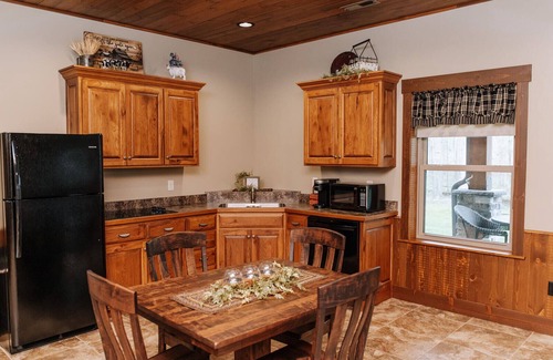 Dundee Cabina | The Heartland Suite: Luxury, Lodge Suite in Amish Country, Ohio
