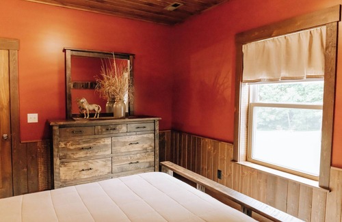 Dundee Cabina | The Heartland Suite: Luxury, Lodge Suite in Amish Country, Ohio
