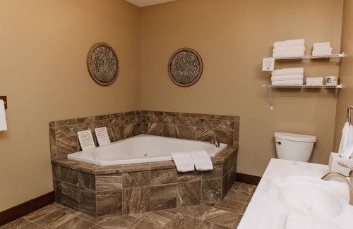 Dundee Cabina | The Heartland Suite: Luxury, Lodge Suite in Amish Country, Ohio