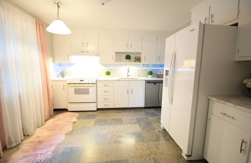 Cheshire Casa | The Heavenly Nest. A charming 3-bedroom house with AC, WiFi in quaint Cheshire