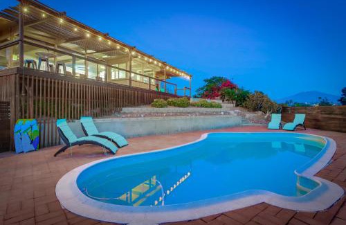 Mount Helix Casa | The Helix House - Pool & Mountain Views
