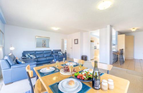 Nelson Bay Apartamento | The Helm 8 hear the waves from Shoal Bay Beach