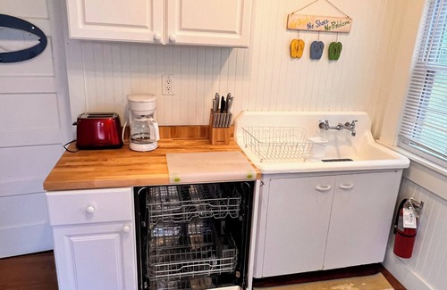 Bradenton Beach Cabaña | The Hemingway-Key West Style Cottage... Million Dollar Waterfront.dock..beach