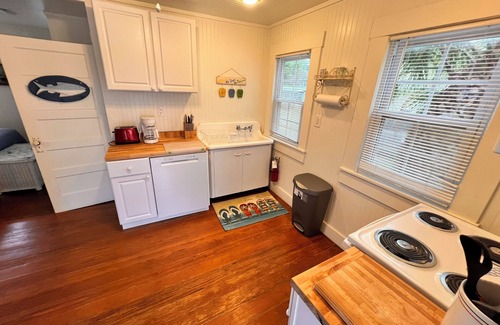 Bradenton Beach Cabaña | The Hemingway-Key West Style Cottage... Million Dollar Waterfront.dock..beach