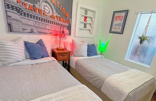 Berkeley Casa | THE HEN HOUSE! Walk to buzzing restaurants bars and shopping on Tennyson!