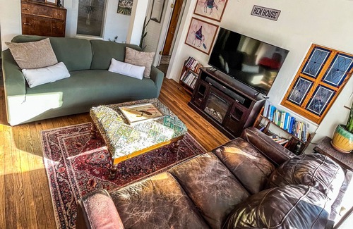 Berkeley Casa | THE HEN HOUSE! Walk to buzzing restaurants bars and shopping on Tennyson!