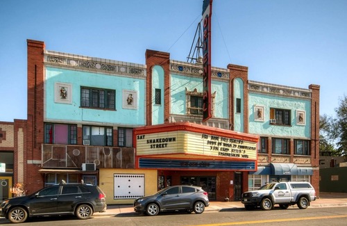 Berkeley Casa | THE HEN HOUSE! Walk to buzzing restaurants bars and shopping on Tennyson!