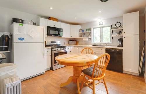 Cornish Casa | 'The Hendrick House' ~ 16 Mi to Sebago Lake!