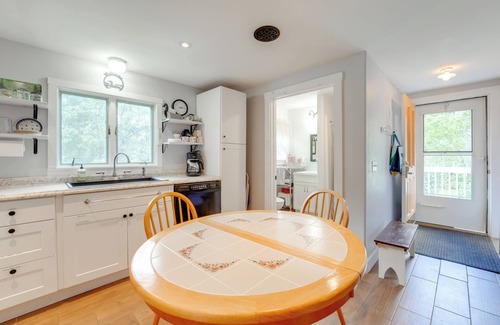 Cornish Casa | 'The Hendrick House' ~ 16 Mi to Sebago Lake!