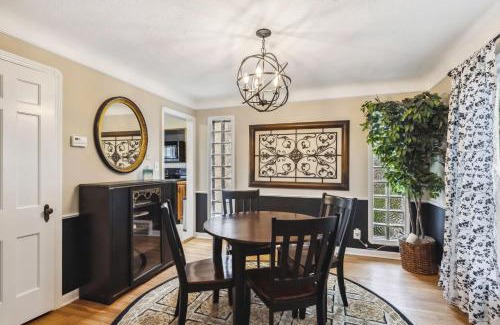 Cuyahoga County Casa | The Henry House I Pet Friendly Cozy Convenient