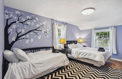 Cuyahoga County Casa | The Henry House I Pet Friendly Cozy Convenient