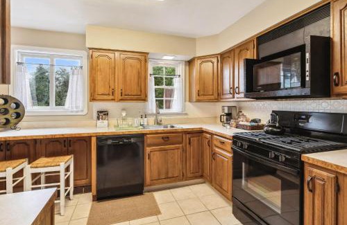 Cuyahoga County Casa | The Henry House I Pet Friendly Cozy Convenient