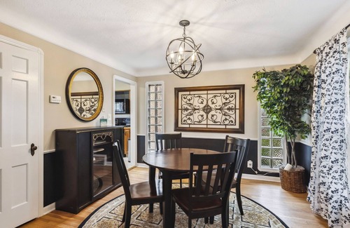 Cuyahoga County Casa | The Henry House I Pet Friendly, Cozy, Convenient