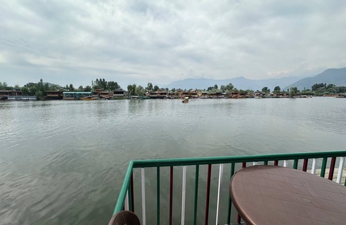Dal Lake Hotel | The Heritage Safina Group Of Houseboats