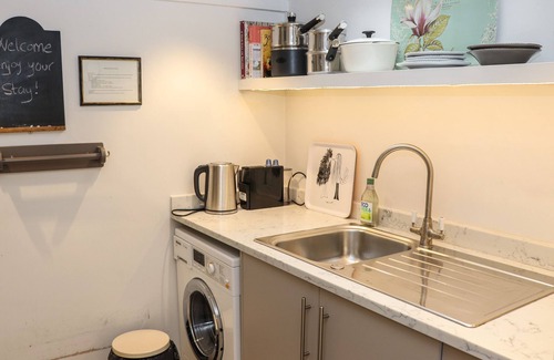 Ampney Crucis Cabaña | THE HERMITAGE, character holiday cottage, with a garden in Poulton