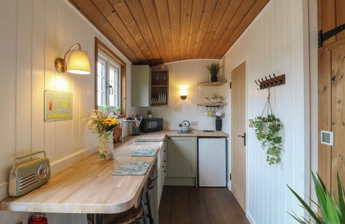 Cambridge Cabaña | THE HERON, pet friendly, with hot tub in Bottisham