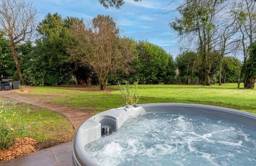 Lydney Cabaña | The Hickory - a joint property with 2 hot tubs, Forest of Dean