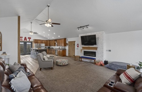 Provo Bay Casa | The Hidden Barn! Serene getaway for the entire Family!