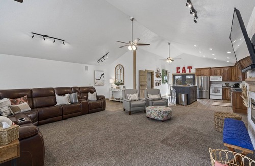 Provo Bay Casa | The Hidden Barn! Serene getaway for the entire Family!