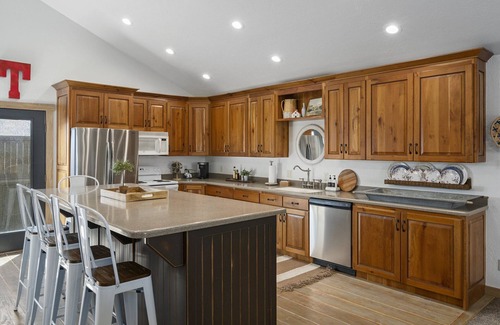 Provo Bay Casa | The Hidden Barn! Serene getaway for the entire Family!