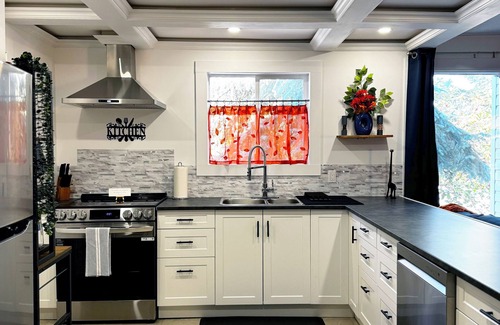 Hinton Casa | The Hidden Gem - Large Patio, Fire Pit & Outdoor Seating + King & Queen Beds