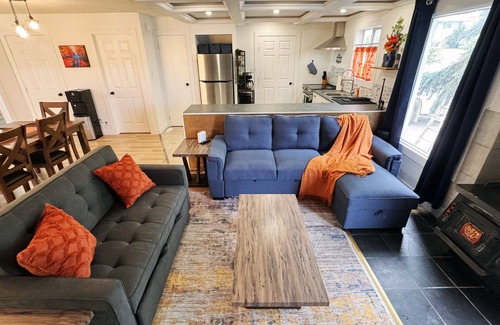 Hinton Casa | The Hidden Gem - Large Patio, Fire Pit & Outdoor Seating + King & Queen Beds