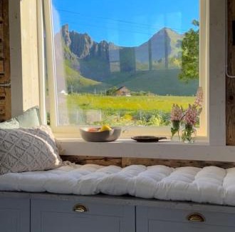 Flakstad Casa | The Hidden Gem - Mountain & Beach View