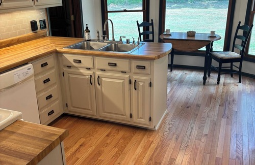 Almo Otro | The Hidden Maple - 10 minutes to MSU - Pet & Kid Friendly - Secluded with Pond!
