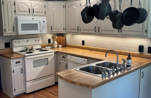 Almo Otro | The Hidden Maple - 10 minutes to MSU - Pet & Kid Friendly - Secluded with Pond!