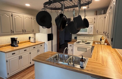 Almo Otro | The Hidden Maple - 10 minutes to MSU - Pet & Kid Friendly - Secluded with Pond!