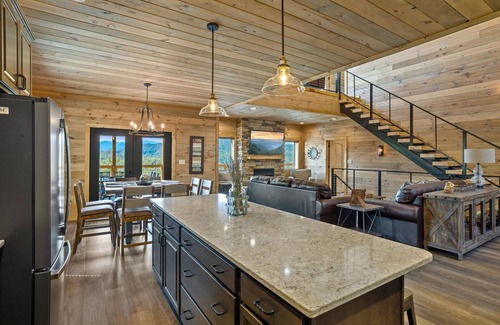 Gatlinburg - Pigeon Forge Cabina | The Hidden Owl Mountain Lodge 5 Bedroom Cabin by RedAwning
