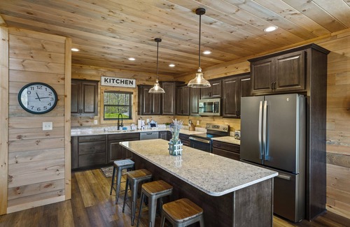 Gatlinburg - Pigeon Forge Cabina | The Hidden Owl Mountain Lodge 5 Bedroom Cabin by RedAwning