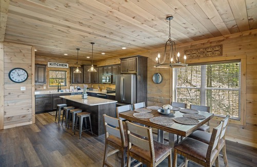 Gatlinburg - Pigeon Forge Cabina | The Hidden Owl Mountain Lodge 5 Bedroom Cabin by RedAwning