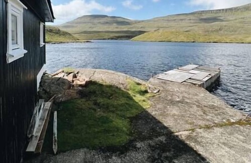 Faroe Islands Apartamento | The Hidden People's Cottage by Vatnses Lake