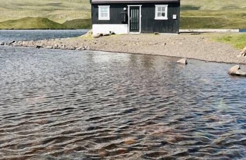 Faroe Islands Apartamento | The Hidden People's Cottage by Vatnses Lake