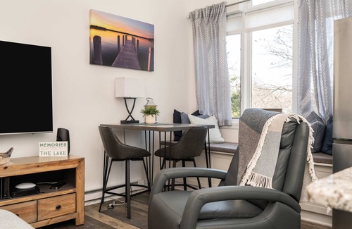 Lake Geneva Condominio | The Hideaway at Hayloft Lodge – Chic & Unique Stay